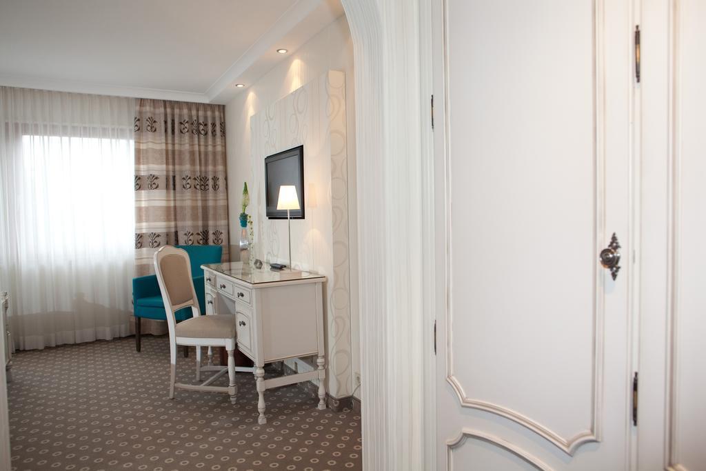 Hotel-Restaurant Arneggers Adler Tiefenbronn Bagian luar foto