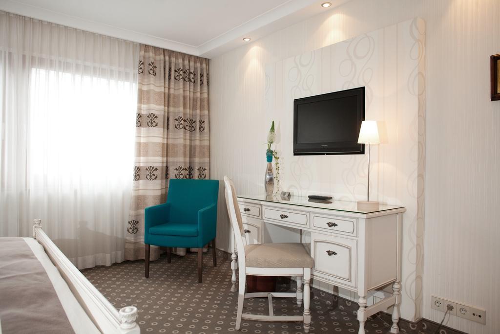 Hotel-Restaurant Arneggers Adler Tiefenbronn Bagian luar foto